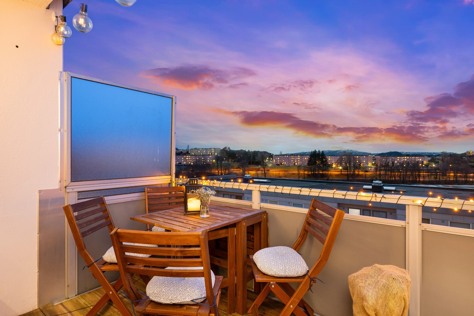 Fra altanen ser man mot Smiberget og Sotra i det fjerne. Galleribilde