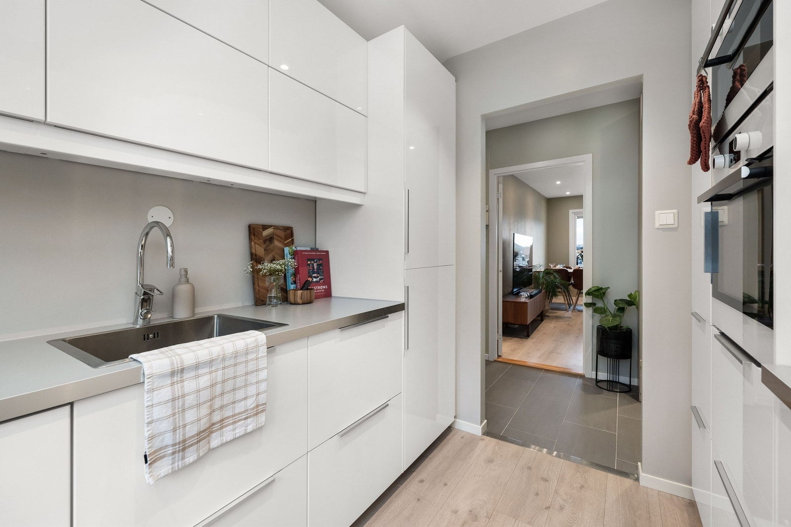 Flott kjøkken med god oppbevaringsplass i skuffer og skap Galleribilde