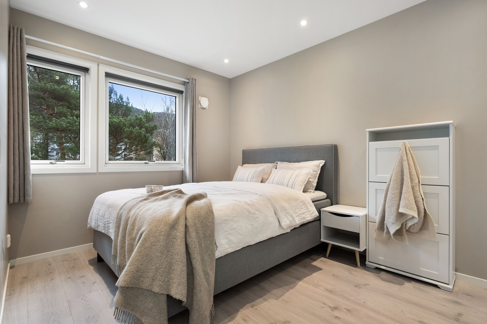 Hovedsoverommet er av god størrelse og har godt lysinnslipp, samt utsikt mot grøntareal. Galleribilde