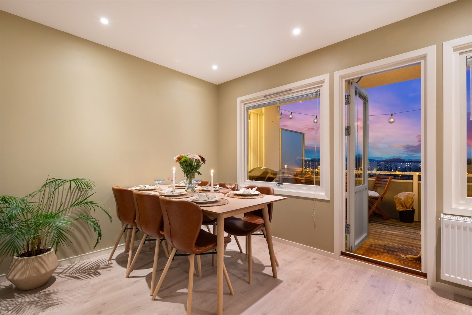 Flott stue med den samme fine utsikten, skjermet beliggenhet fri for innsyn. Galleribilde