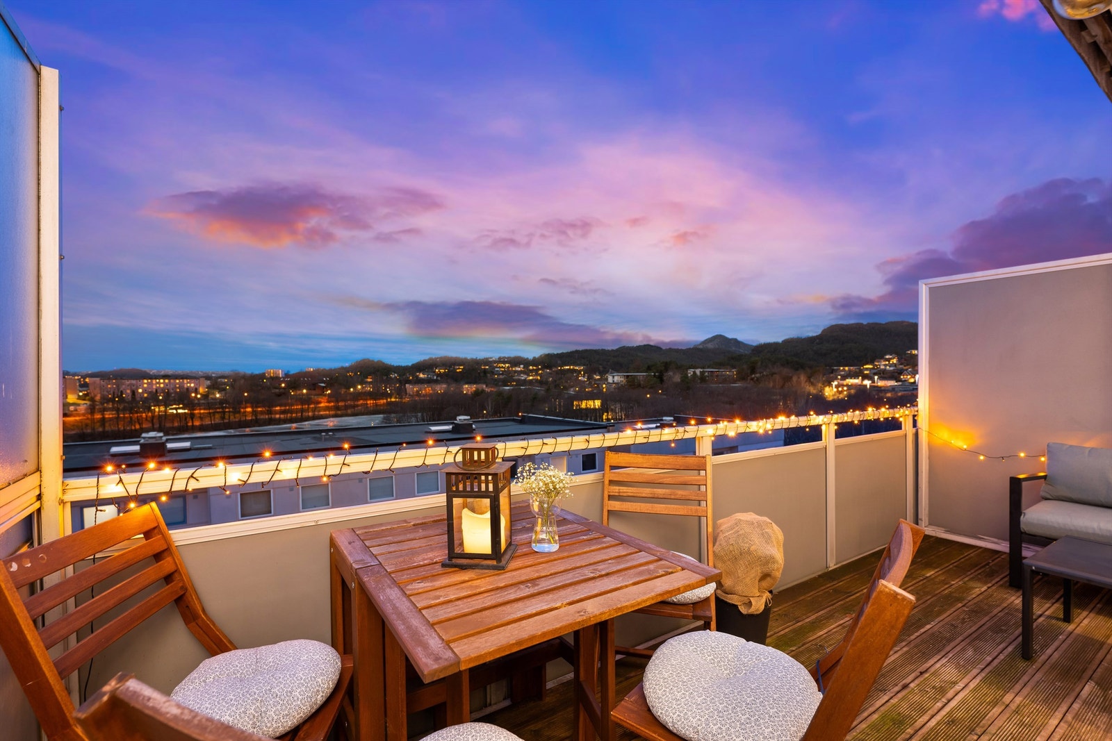 Velkommen til Ortustranden 31. En nydelig toppleilighet med fantastisk utsikt og gode solforhold fra vestvendt altan. Galleribilde