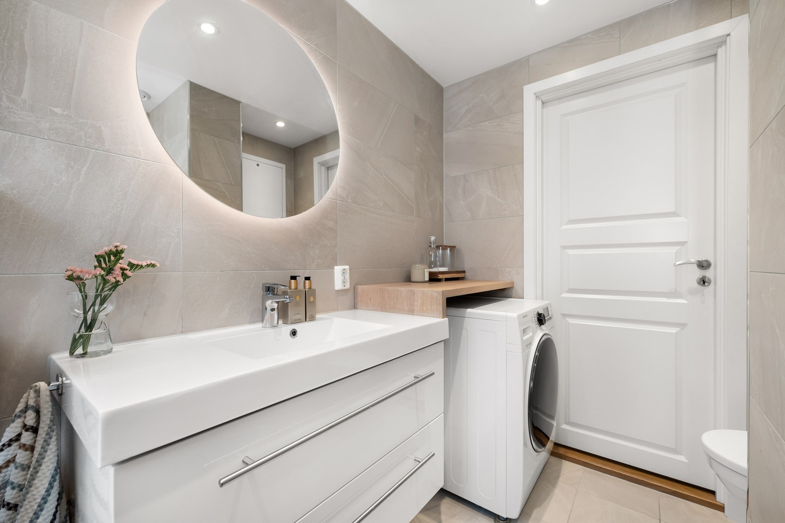 Badet har moderne standard og fine detaljer. Plass til vaskemaskin (som medfølger i handelen) på badet. Galleribilde