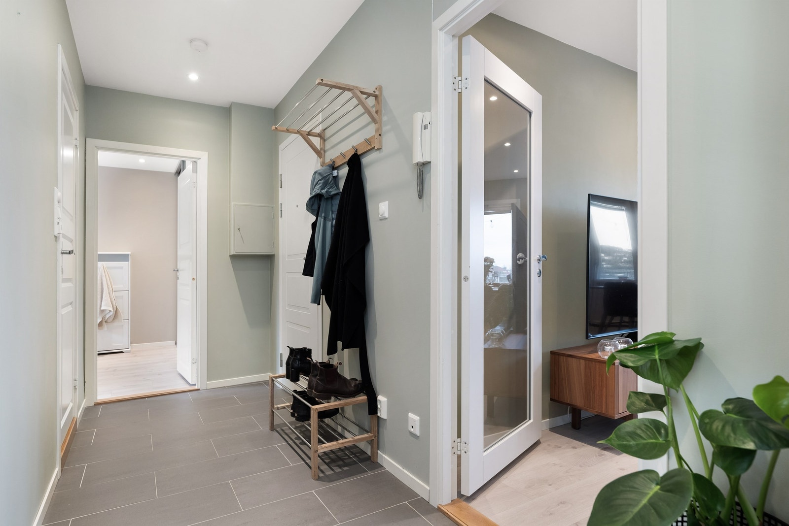 Pen gang med fliser på gulvet. Galleribilde