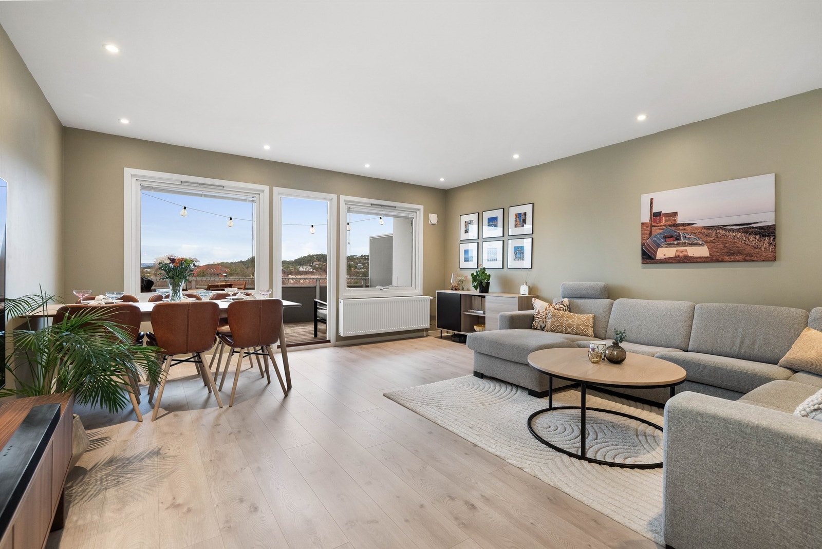 Store vinduer gir godt lys til rommet. Galleribilde