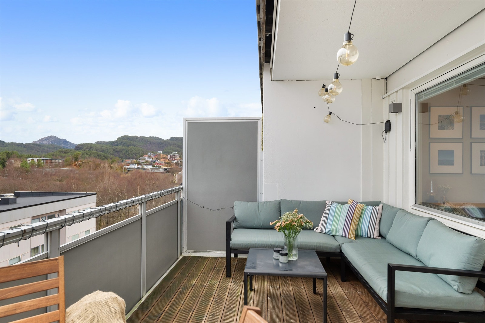 En langstrakt utsikt over bebyggelse foran og videre mot Lyderhorn. Galleribilde