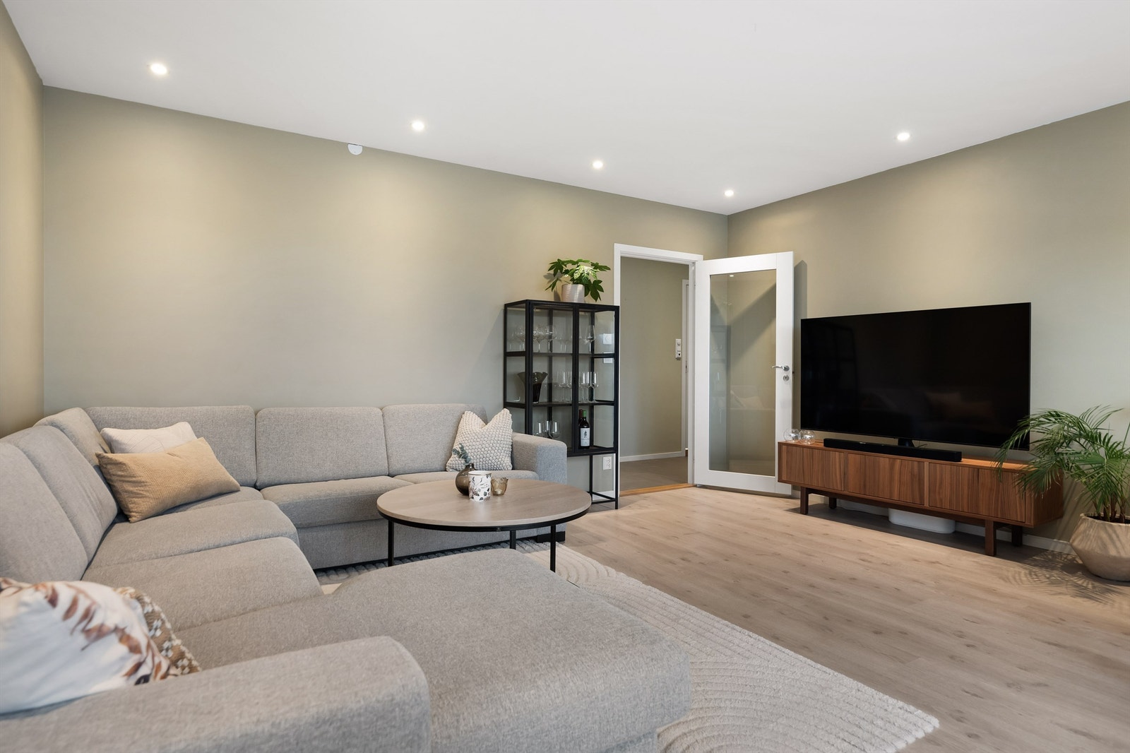 Stuen er malt i lyse farger og har downlights i taket. Galleribilde