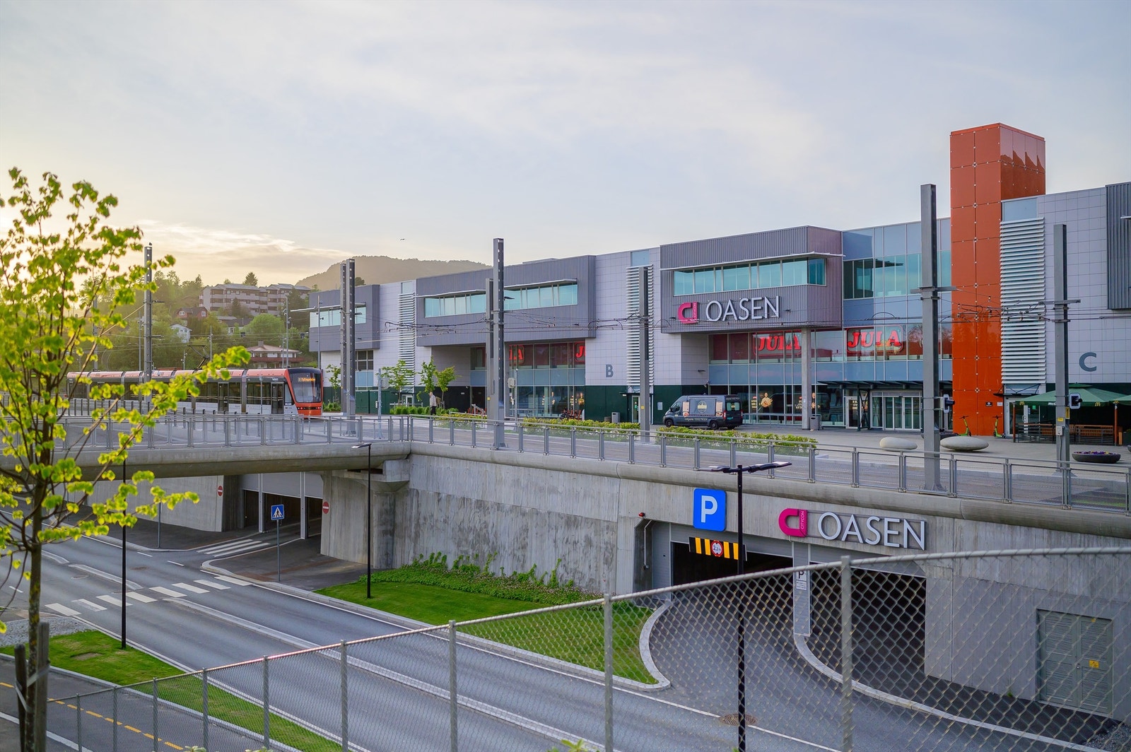 Gangavstand til Oasen hvor du finner Bybanen, den populære gang- og sykkeltunnelen m.m Galleribilde