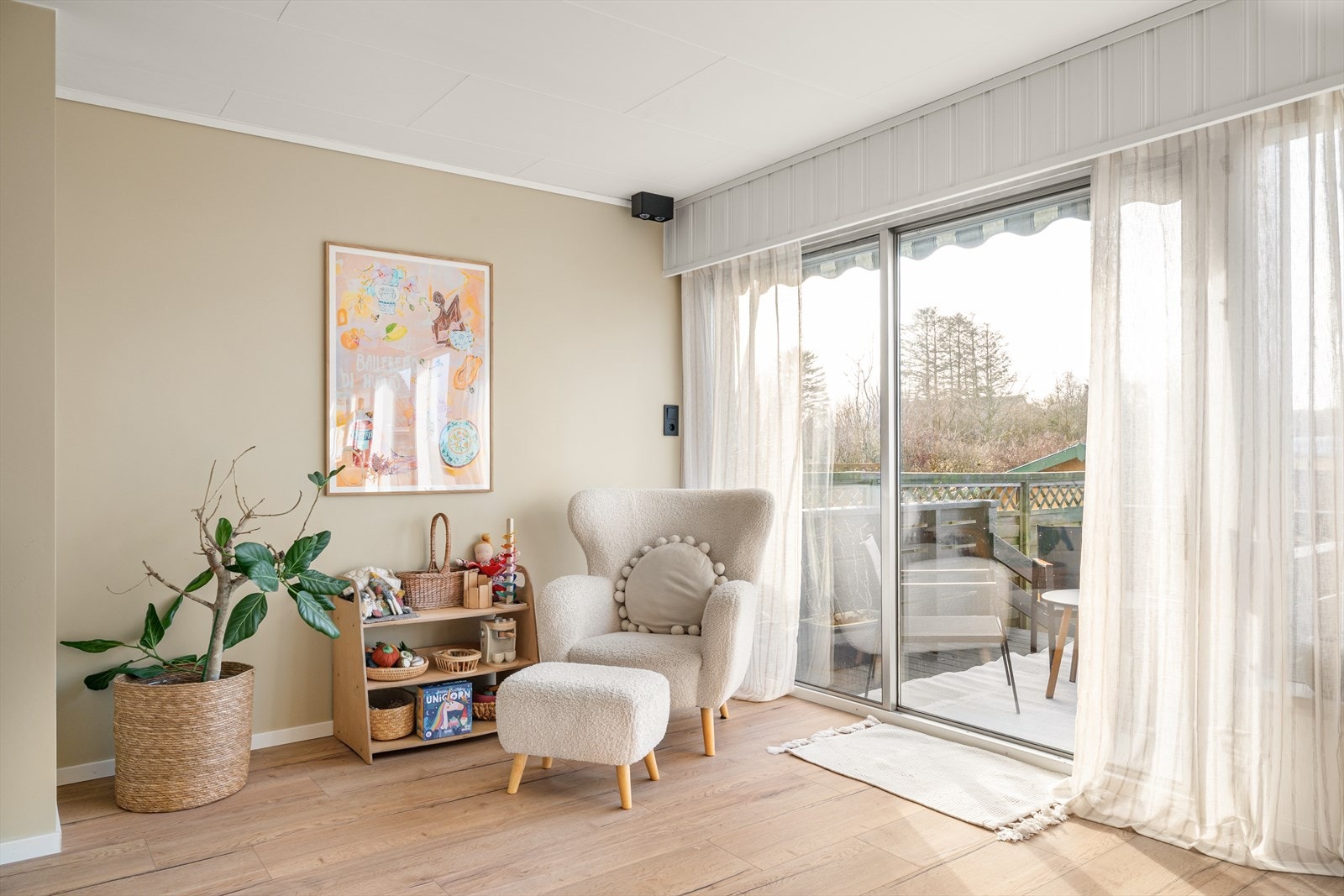 Utgang til terrasse og hage fra stuen Galleribilde