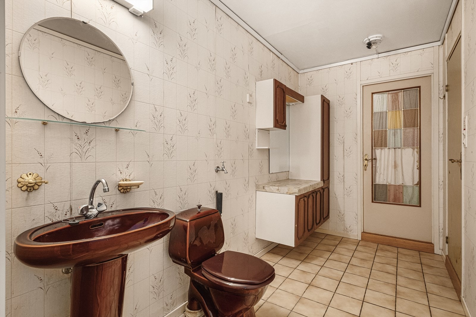 Opplegg for vaskerom - bod i bakkant av bad Galleribilde