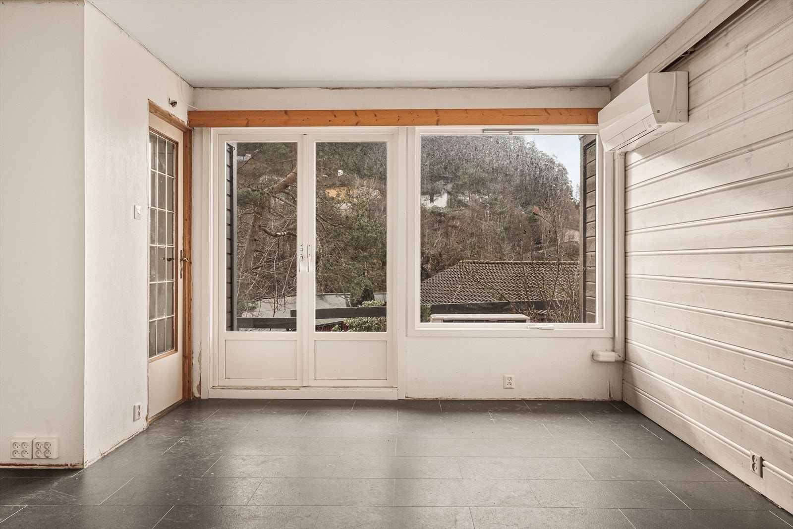 Leiligheten har doble dører i front av stue. Beliggenheten er sørvendt og det er gode lys og solforhold. Varmepumpe fra 2015. Galleribilde