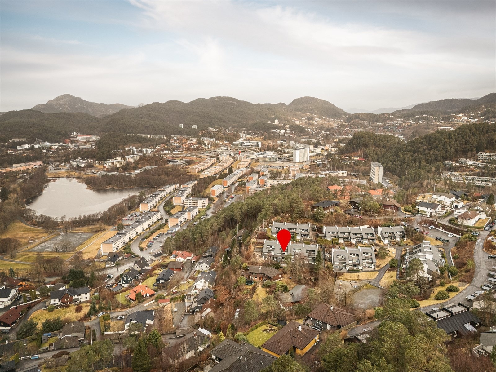 Fra leiligheten er det kort vei til god bussforbindelse, skoler, barnehager og Oasen kjøpesenter. kort vei til fine turstier på Gullstølen og Løvstakken. Galleribilde