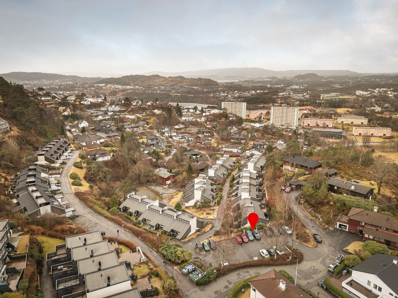 Medfølgende parkeringsplass med muligheter for elbil-lader. Galleribilde