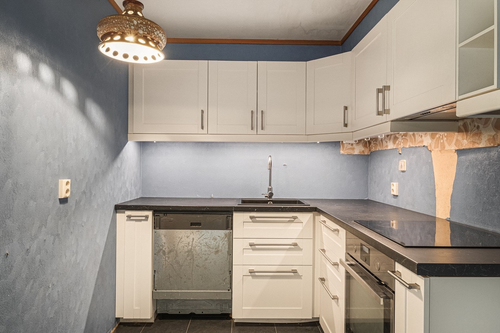 Kjøkken med innredning fra 2015. Vifte er ikke koblet på og front til oppvaskmaskin er ikke montert. Galleribilde