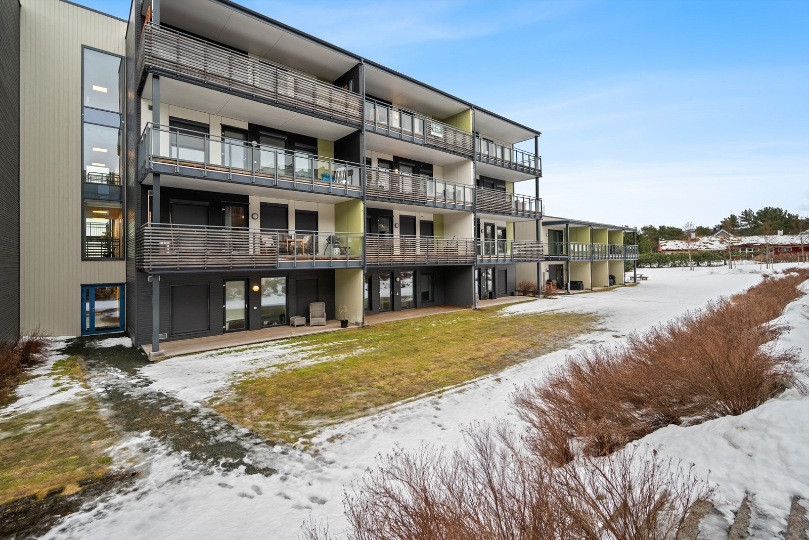 Leiligheten har en av de bedre beliggenhetene, og hvor boligbygget ligger nederst i feltet og innerst i en blindvei. Det er også gode kollektivtilbud som gjør det enkelt å komme seg direkte til bykjernen. Galleribilde