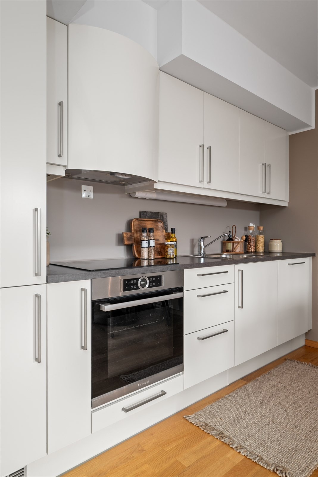 Kjøkkenet er innredet med mekanisk avtrekksvifte over stekesonen og opplegg for oppvaskmaskin. Det er integrert platetopp, stekeovn, kjøleskap, fryser og oppvaskmaskin. Galleribilde