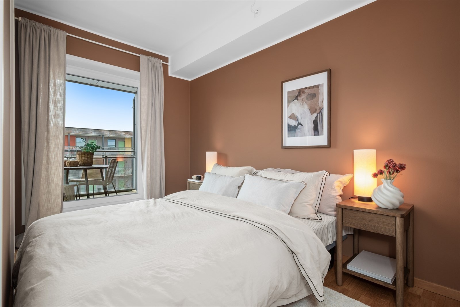 Leiligheten har to delikate soverom på hhv. 7,5 og 7,5 m² på hver sin side av stue-arealet. Galleribilde