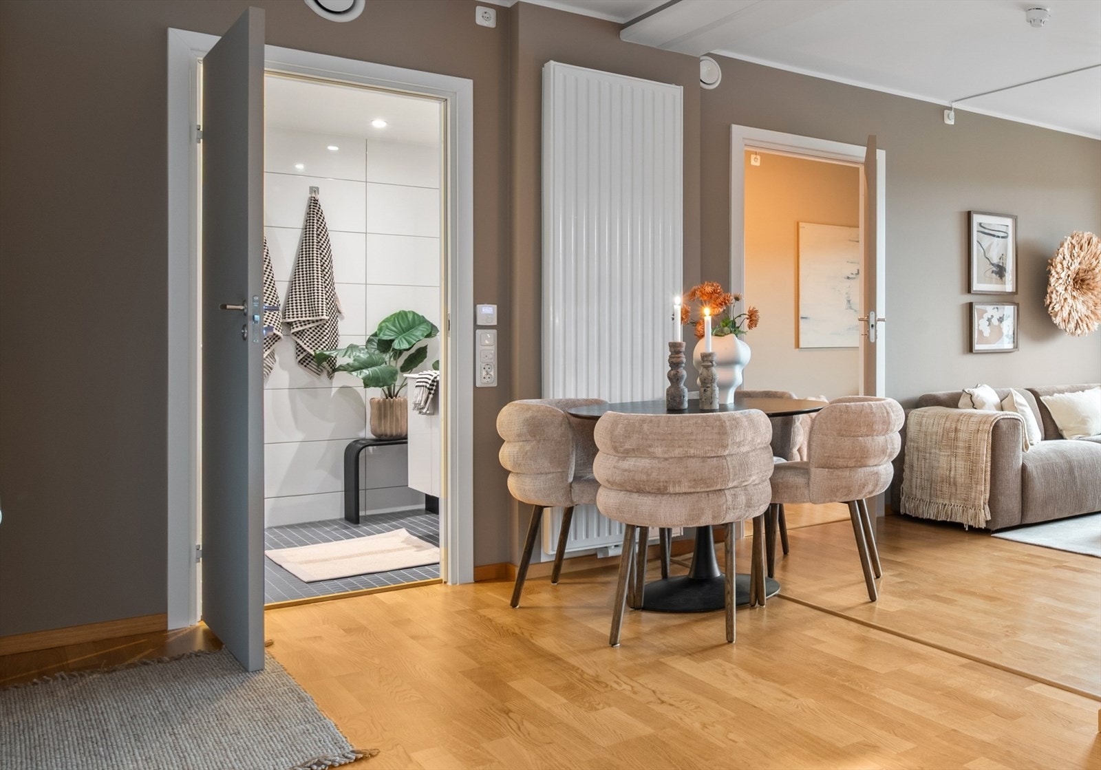 Leiligheten oppvarmes via fjernvarme kombinert med elektrisk oppvarming, noe som gir en effektiv og stabil innetemperatur året rundt. Galleribilde