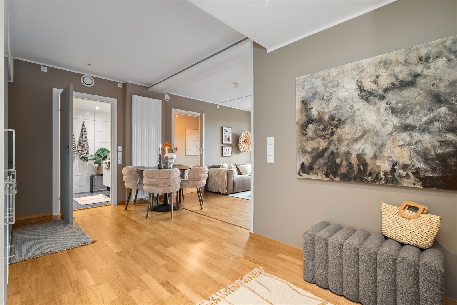 Selger opplyser at leiligheten disponerer en romslig bod på ca. 8 m² i kjeller, med gode oppbevaringsmuligheter for blant annet ski og annet turutstyr. Galleribilde