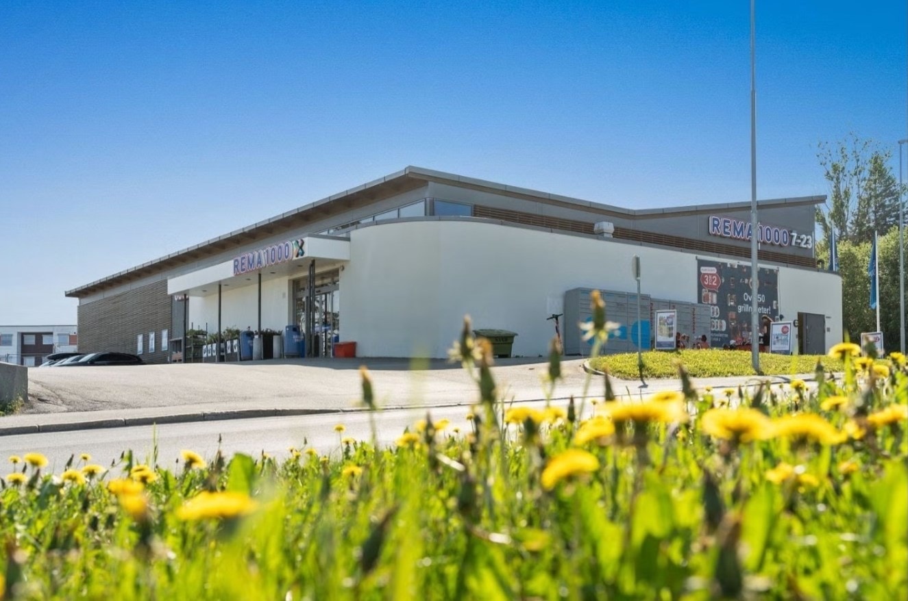 Fra leiligheten er det kort vei til flere dagligvarebutikker. Rema 1000 Angelltrøa ligger ca. 15 minutter gange fra leiligheten, 6 minutter med sykkel og 4 minutter med bil. Galleribilde