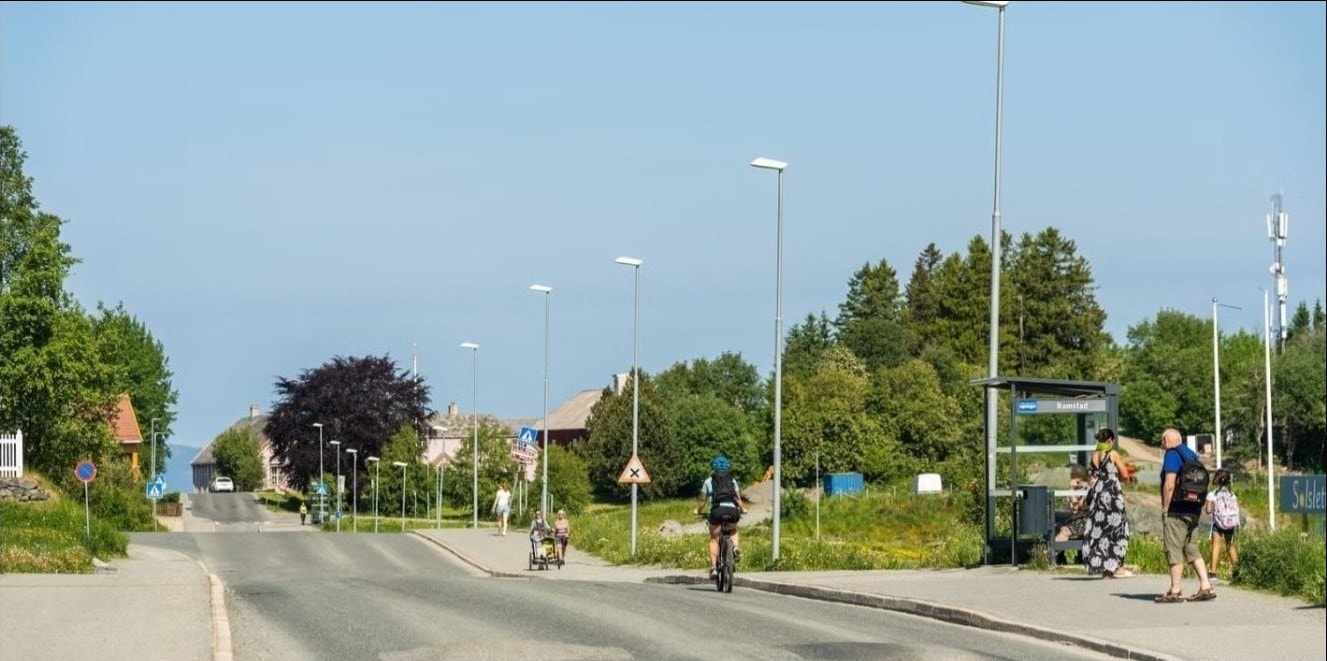 Det er kort gangavstand til offentlig transport og området har gode bussforbindelser til sentrum og NTNU sine campuser. Nærmeste holdeplass er Ramstad, som ligger ca. 6 minutter fra boligen. Her kommer linje 10 og 113. Galleribilde