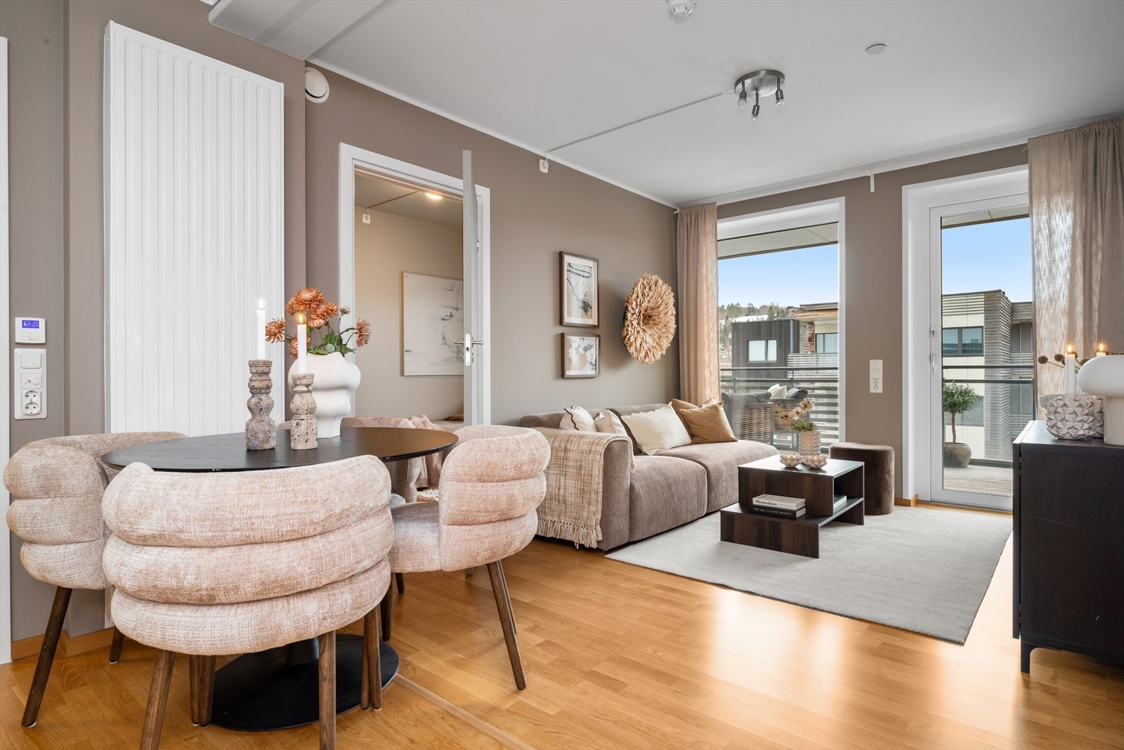 Leiligheten har en gjennomgående stilren og moderne fremtoning, med slette overflater og listefrie overganger mellom vegg og tak, nylig malt i den tidsriktige fargen Marrakech. Galleribilde