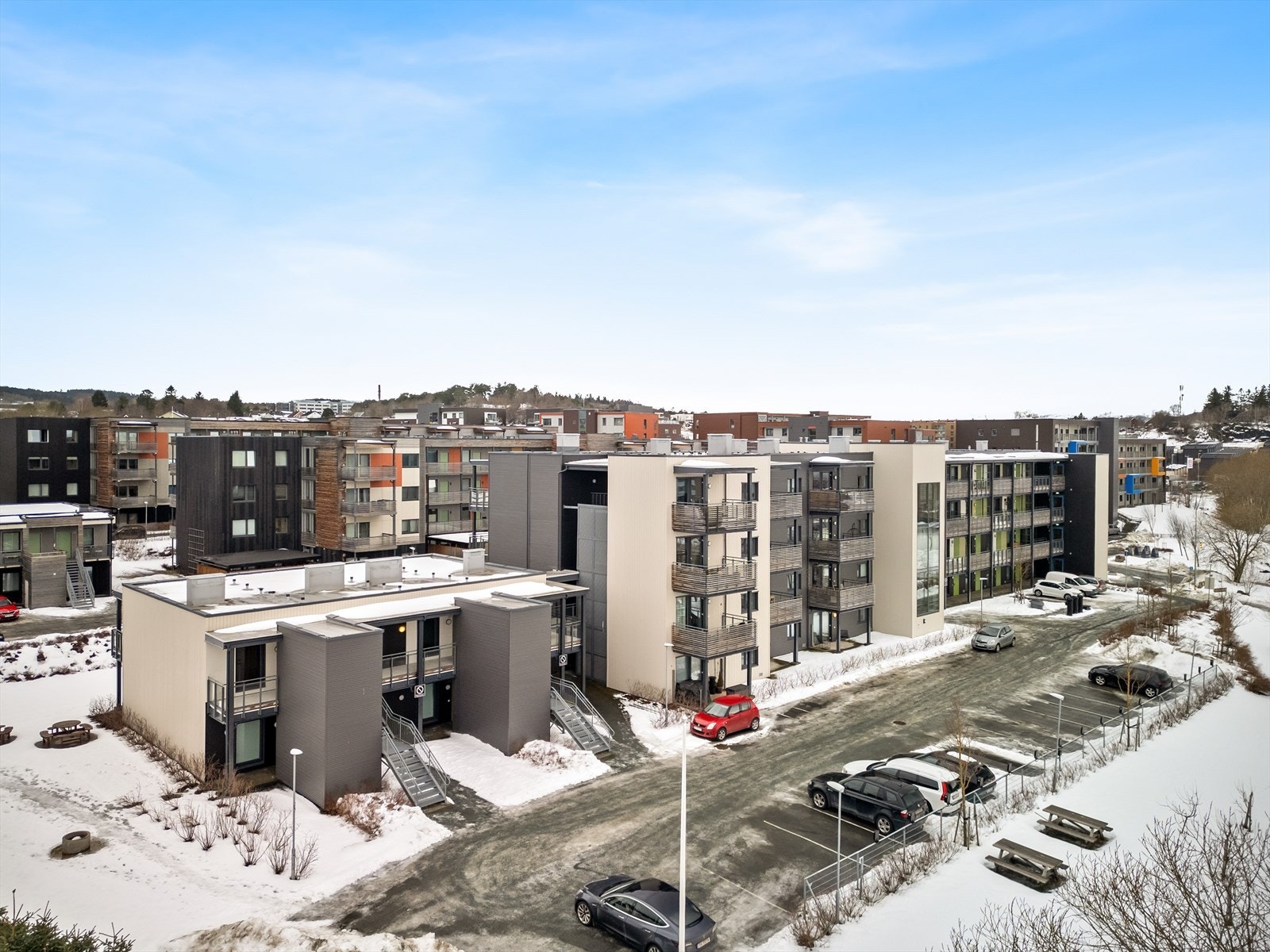 Velforeningen i området, som alle beboere i sameiet er en del av, har etablert flere fine områder rundt boligen. Blant annet er det etablert flere lekeplasser, benker, og en grillhytte som alle i velforeningen kan benytte seg av. Galleribilde