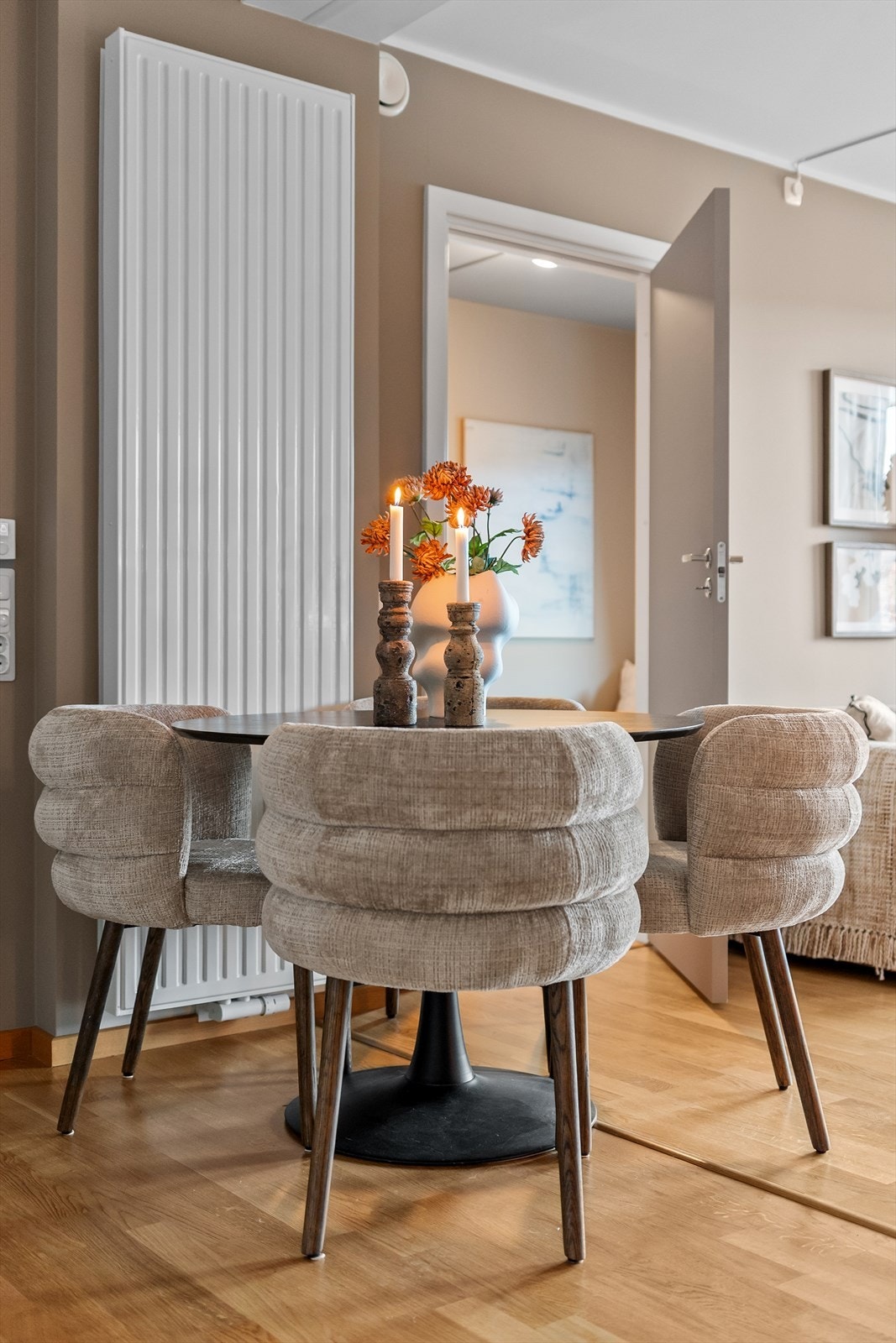 Felleskostnadene er på kr 3 612,- i mnd. og dekker bl.a. parkering, TV og internett. Galleribilde