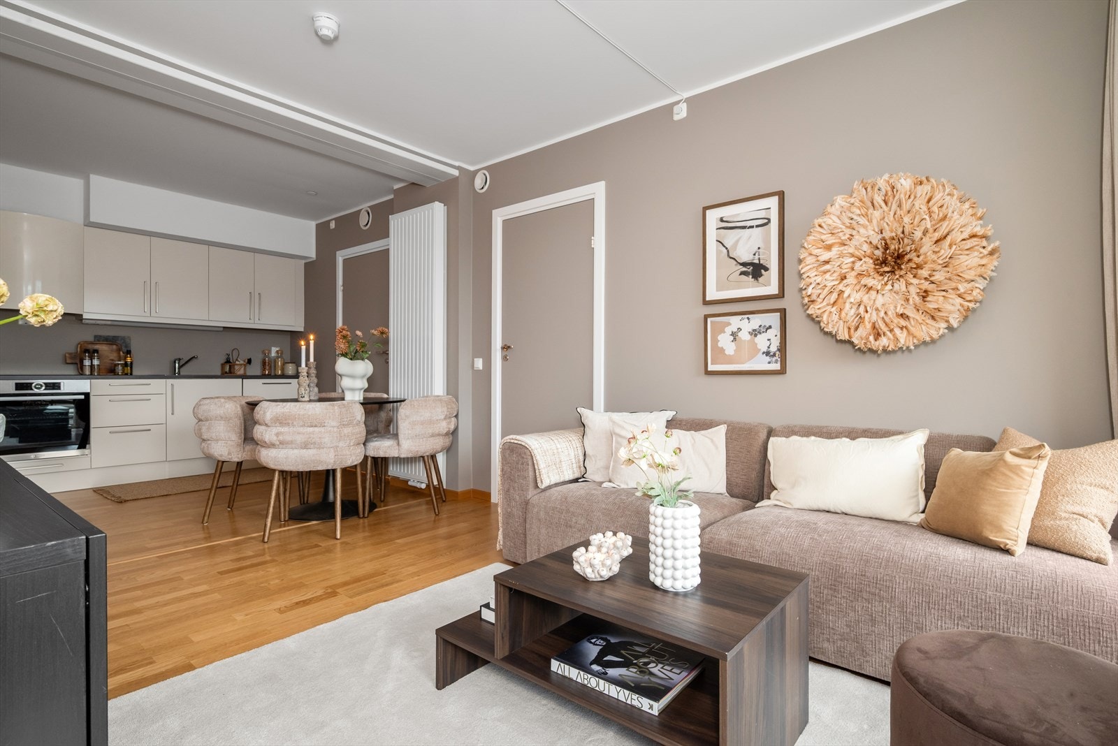 Leiligheten ble ferdigstilt i 2016 og er en del av et høysatsningsprosjekt som er bygget etter passivhusstandard. Dette sørger for lavt energiforbruk og rimelige bokostnader gjennom blant annet fjernvarme, og god isolering. Galleribilde