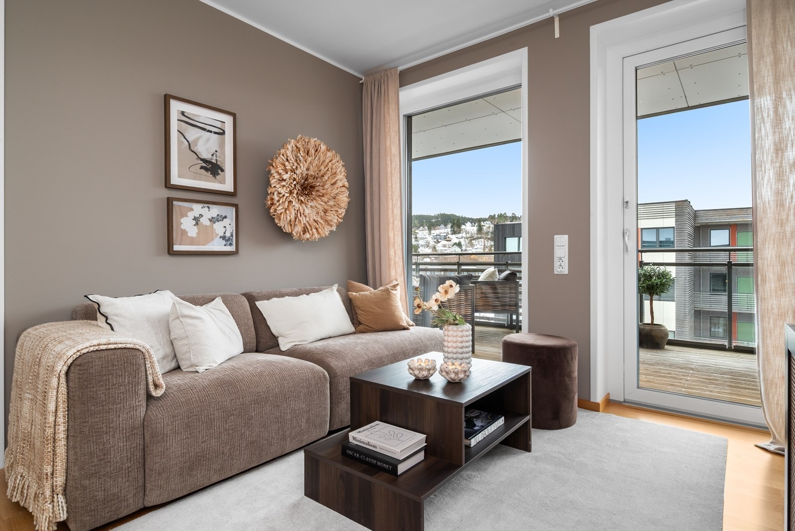 Velkommen til Stokkbekken 135! Heimdal Eiendomsmegling v/Kim Roger Laugsand har gleden av å presentere en moderne 3-roms selveierleilighet i 4. etasje fra 2016, med en egen balkong på xx m² med nydelig utsikt. Foto: Interiørfoto. Galleribilde