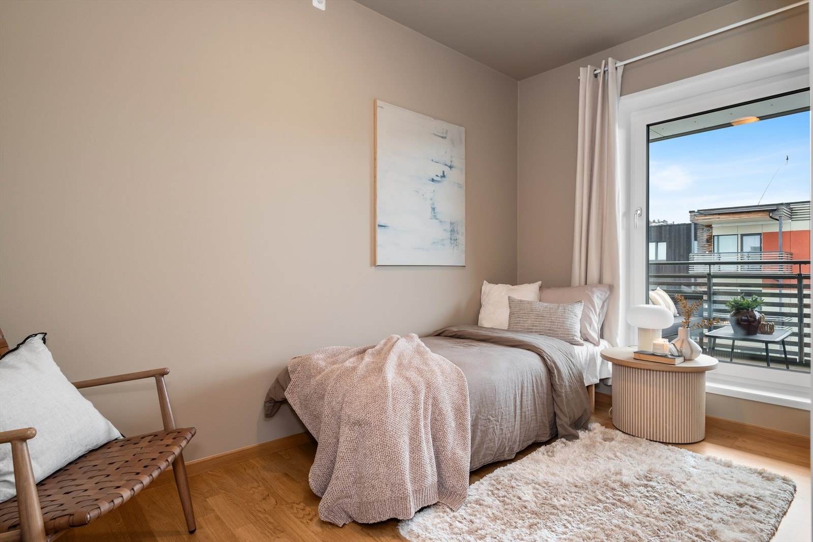 Hjemmets andre soverom brukes i dag som gjesterom, men er også godt egnet til f.eks. kontor eller treningsrom. Galleribilde