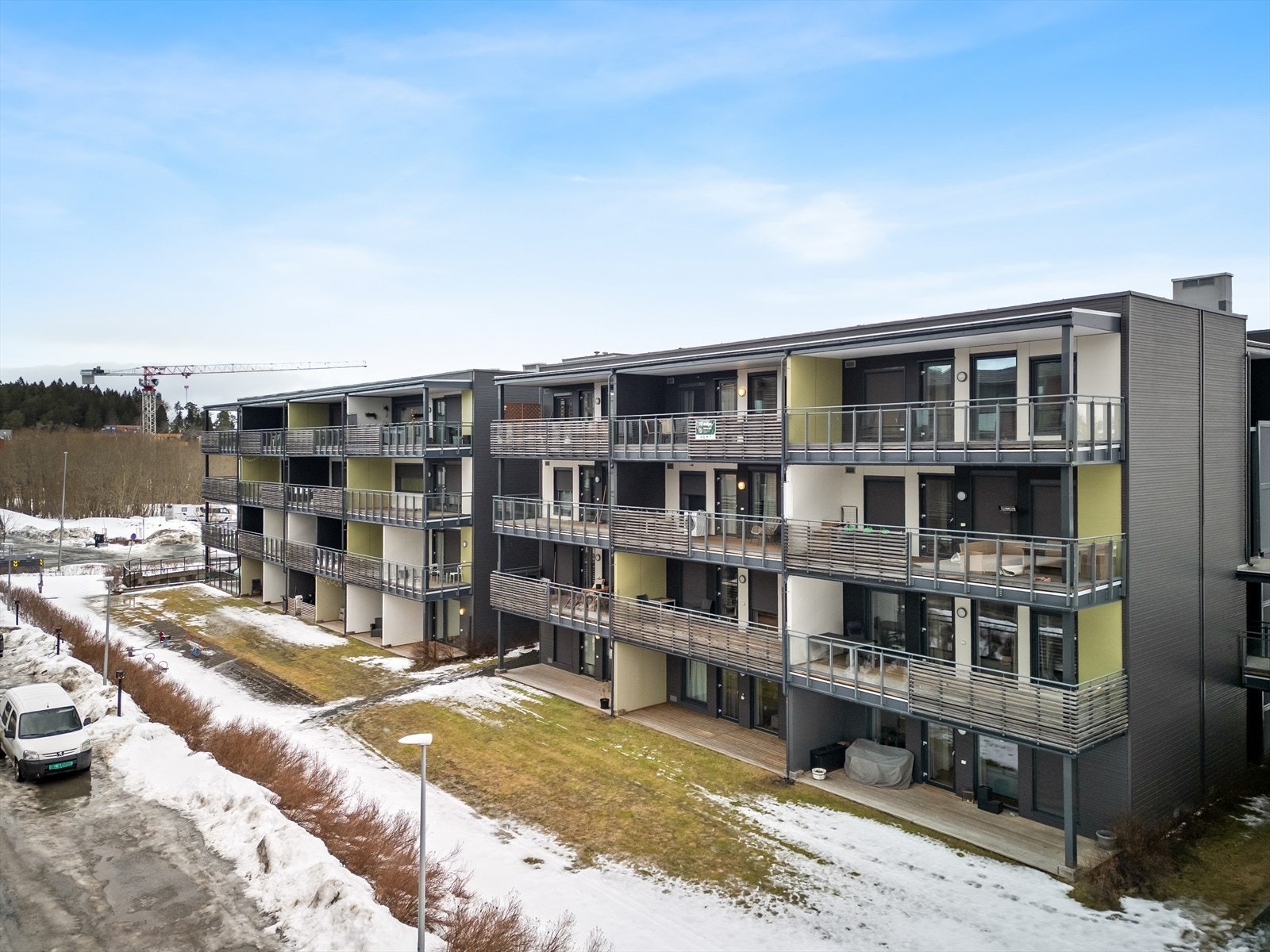 Med leiligheten følger parkeringsplass i oppvarmet parkerings kjeller. Det er fri parkering på sameiets tomt for beboerne, samt gratis gateparkering for gjester. Galleribilde