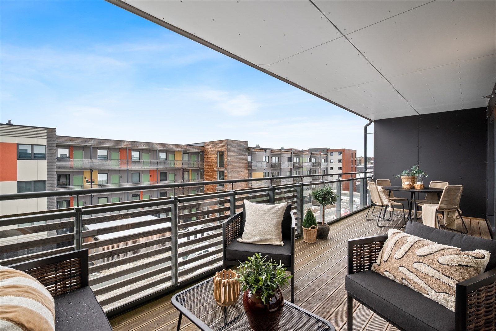 Fra stuen er det utgang til en egen overbygd balkong på hele 18 m² som enkelt fungerer som en forlengelse av oppholdsrommet på sommerhalvåret. Galleribilde