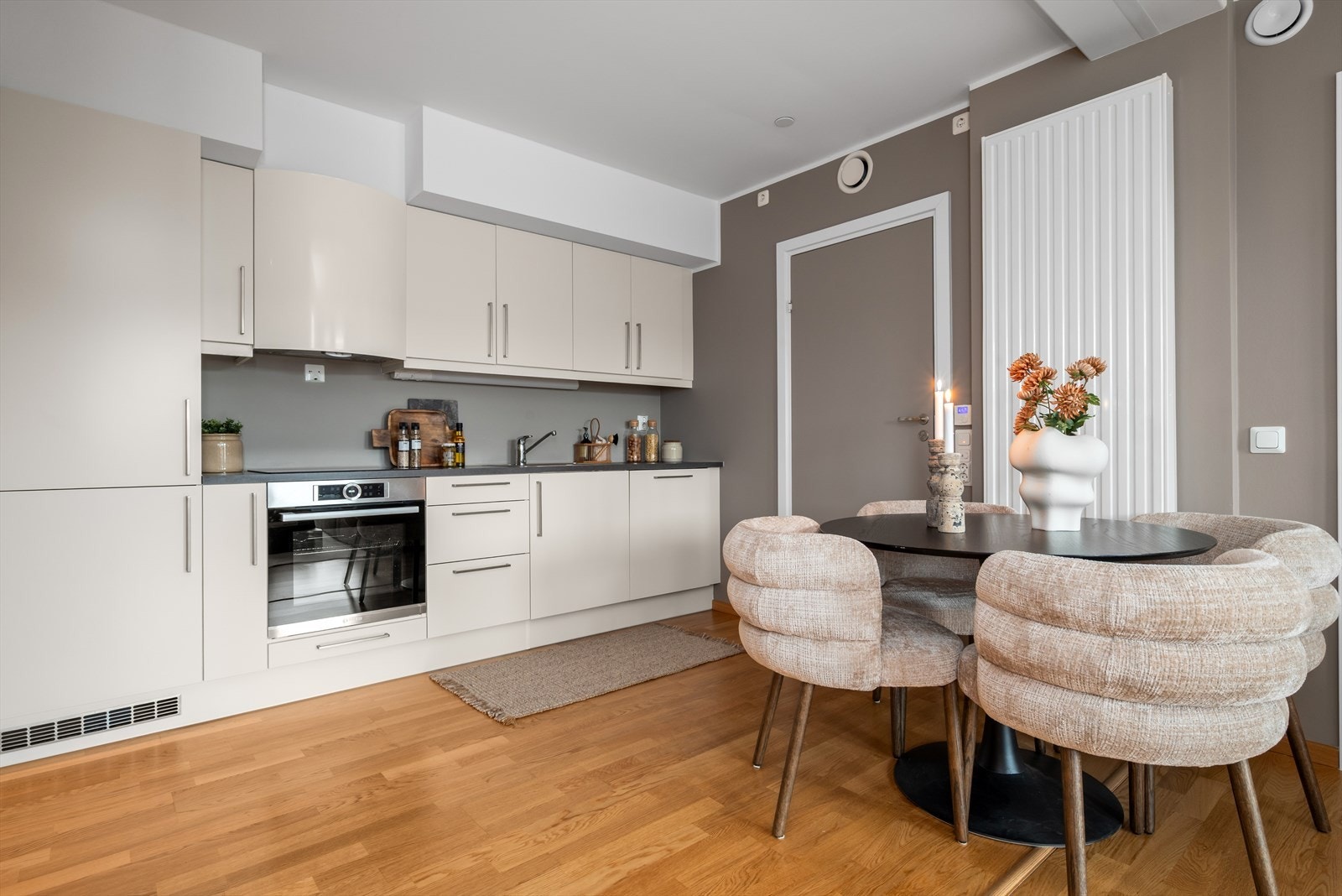 Kjøkkenet er levert av kvalitetsleverandøren HTH og har hvite, slette fronter og integrerte hvitevarer. Her har man et funksjonelt og praktisk kjøkken i en moderne og tidløs utførelse, som har godt med skap- og benkplass. Galleribilde