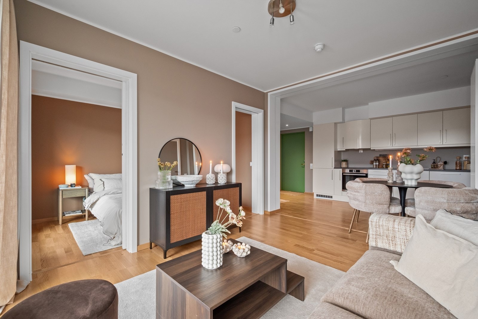 Boligens samlingspunkt inkluderer stue og kjøkken i en åpen løsning på 20 m². Allrommet får inn godt med naturlig dagslys fra de store vindusflatene som strekker seg helt fra gulvet og opp mot tak, noe som er med på å gjøre boligen lys og trivelig. Galleribilde