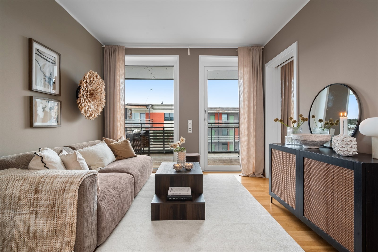 Takstmann har gjennomført en tilstandsvurdering av leiligheten i anledning salg, og har gitt tilstandsgrad 1 på nesten alle punkter i rapporten. Trygt og forutsigbart for en ny kjøper som kan flytte direkte inn. Galleribilde