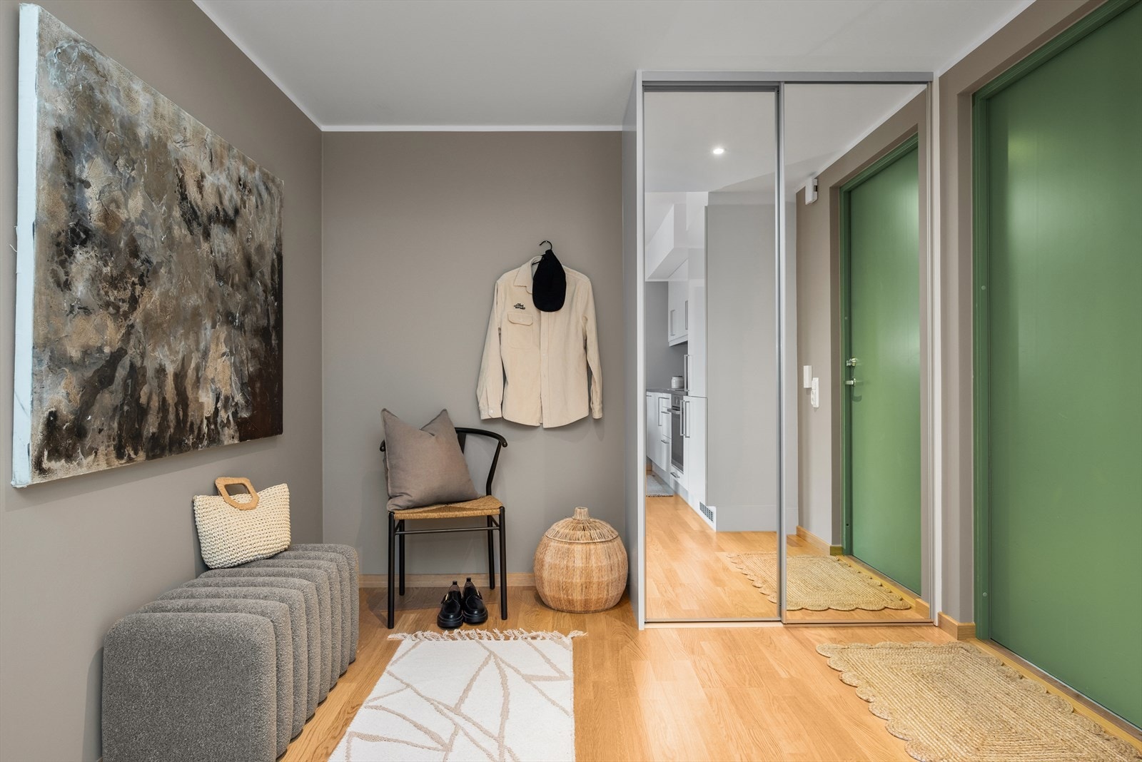 Her kommer man inn til en innbydende entré som utgjør hjemmets førsteinntrykk. Inngangspartiet er innredet med en praktisk skyvedørsgarderobe for yttertøy og sko. Man har også god plass til både en benk, yttligere oppbevaring og vegghengte knagger. Galleribilde