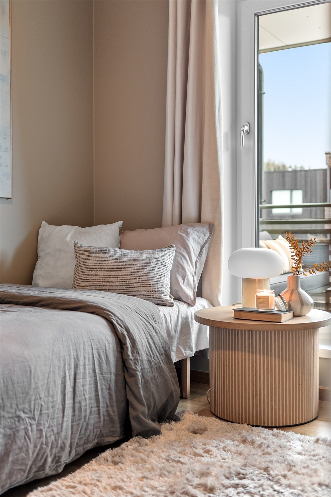 Soverommet har store vindusflater som slipper inn rikelig med dagslys. Galleribilde