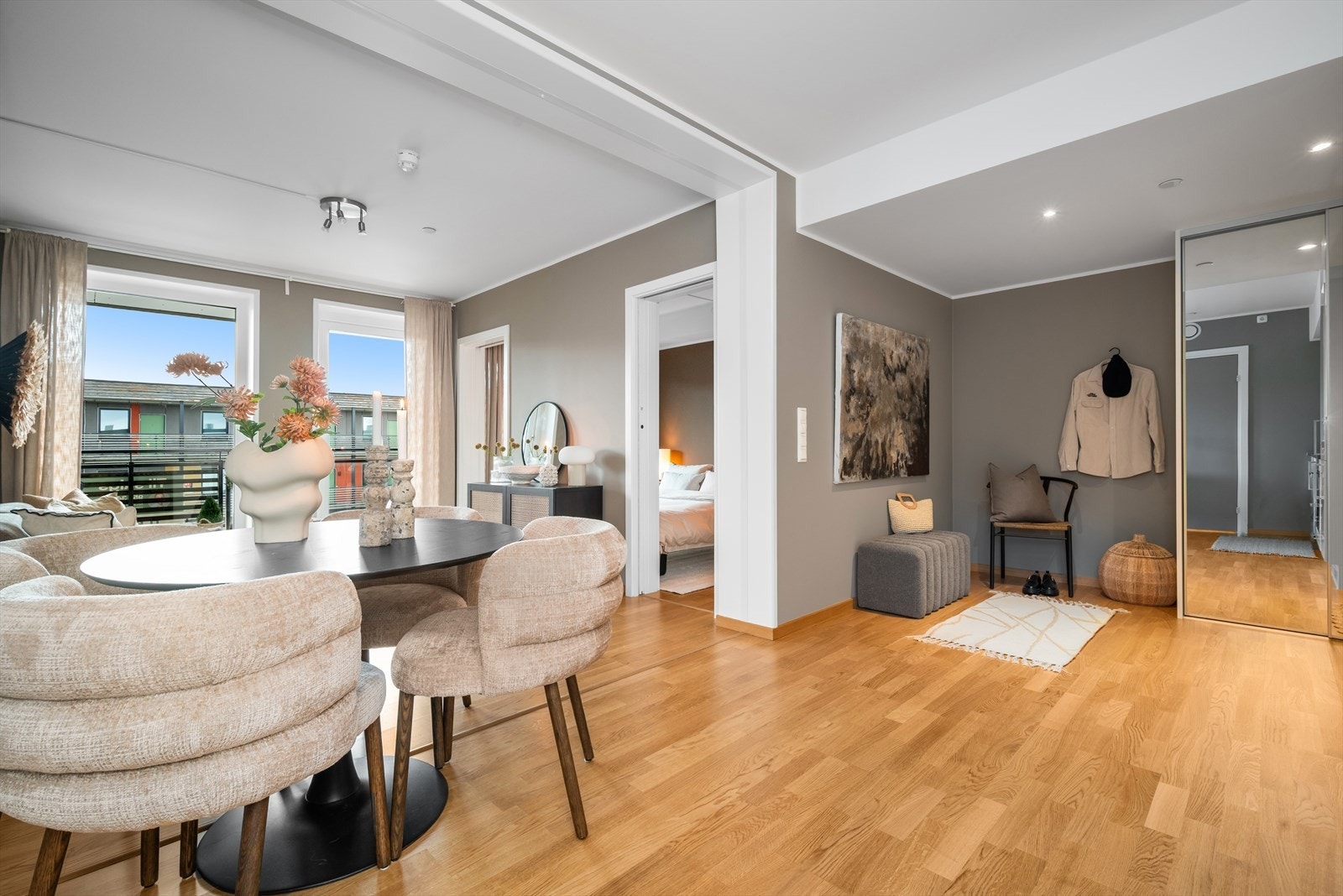 Her får du en flott leilighet med både balkong, heis i bygget og parkeringsplass i P-kjeller. Galleribilde