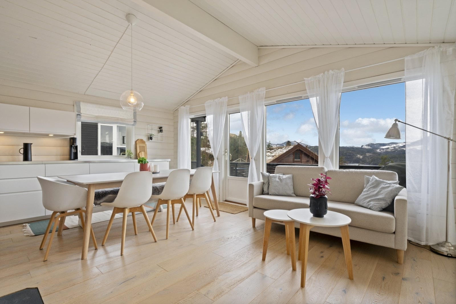 Store vindusflater som slipper inn mye dagslys Galleribilde