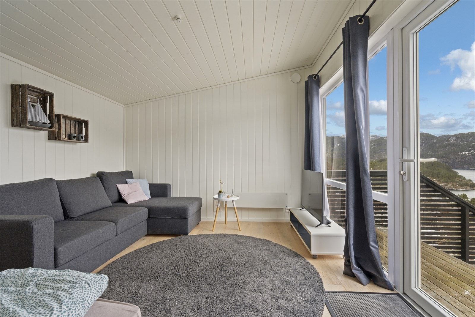 Anneks brukt som stue og ekstra overnattingsplass Galleribilde