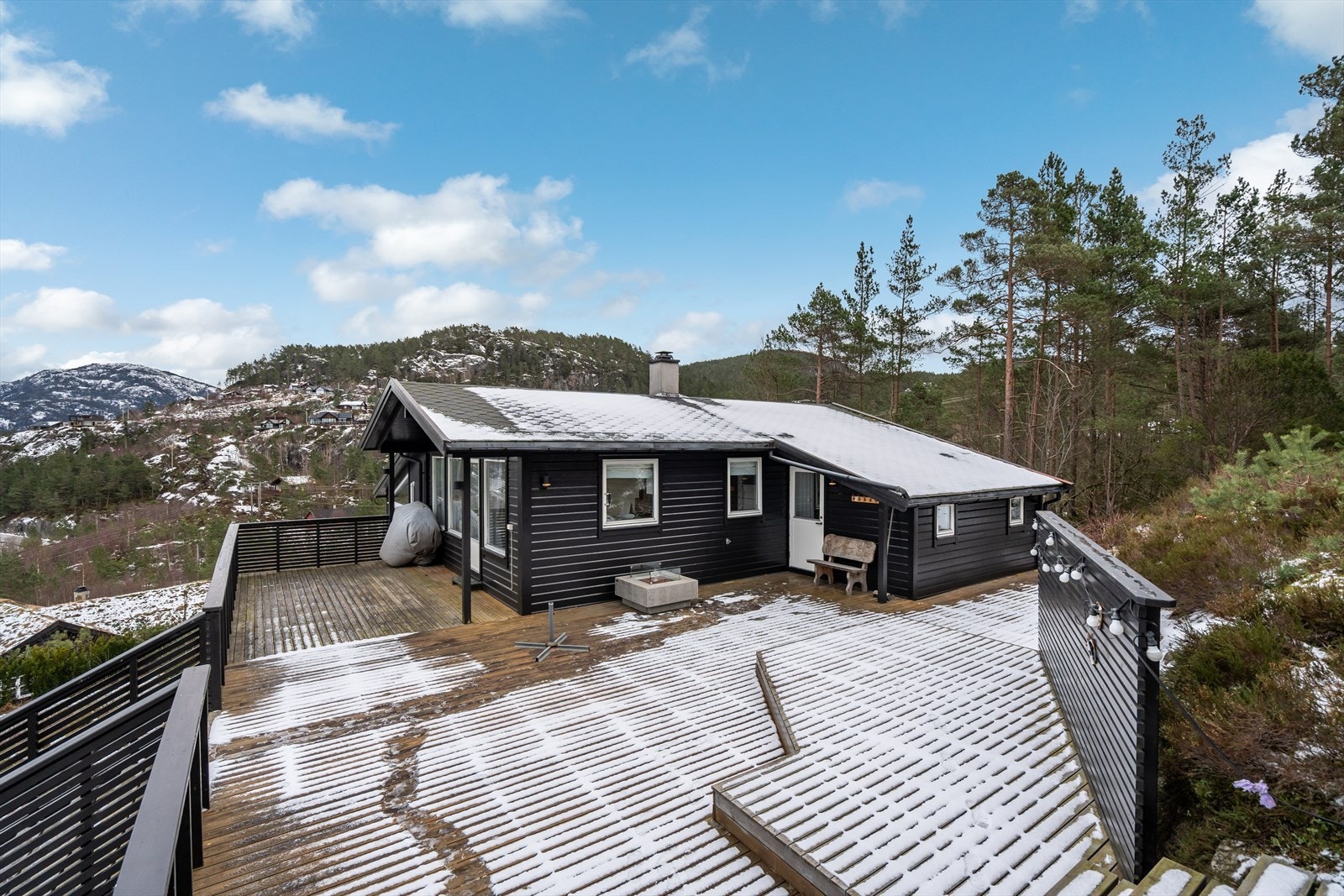 Stor og innbydende terrasse - et flott samlingspunkt for avslapning og hyggelige stunder utendørs Galleribilde