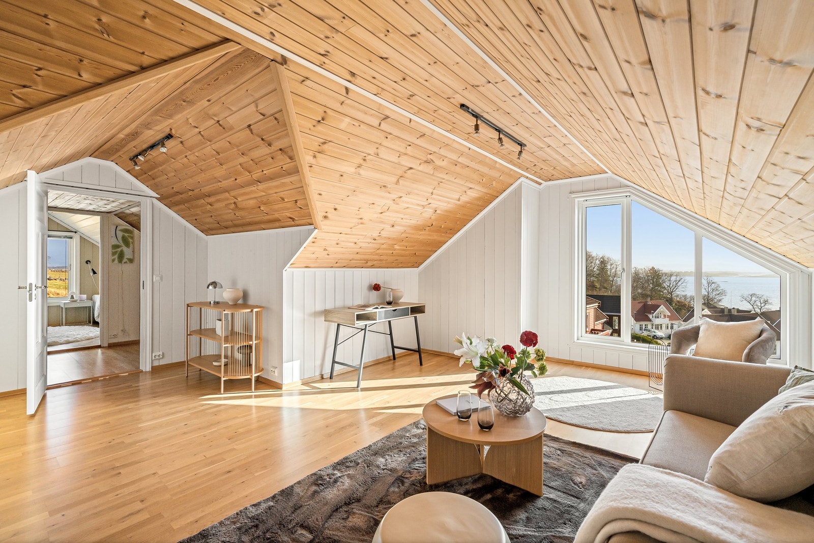 Gulvet er belagt med parkett og her er flere møbleringsmuligheter Galleribilde