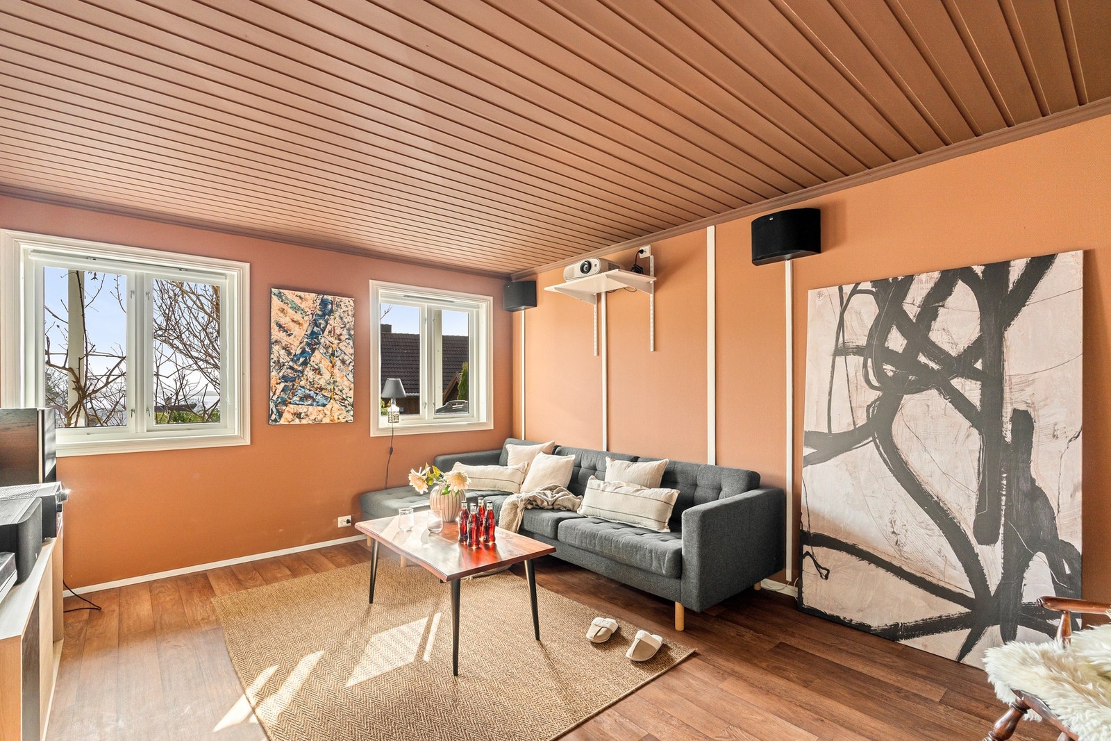 Romslig og lun stue malt i pen farge - kan også benyttes som et soverom. Galleribilde