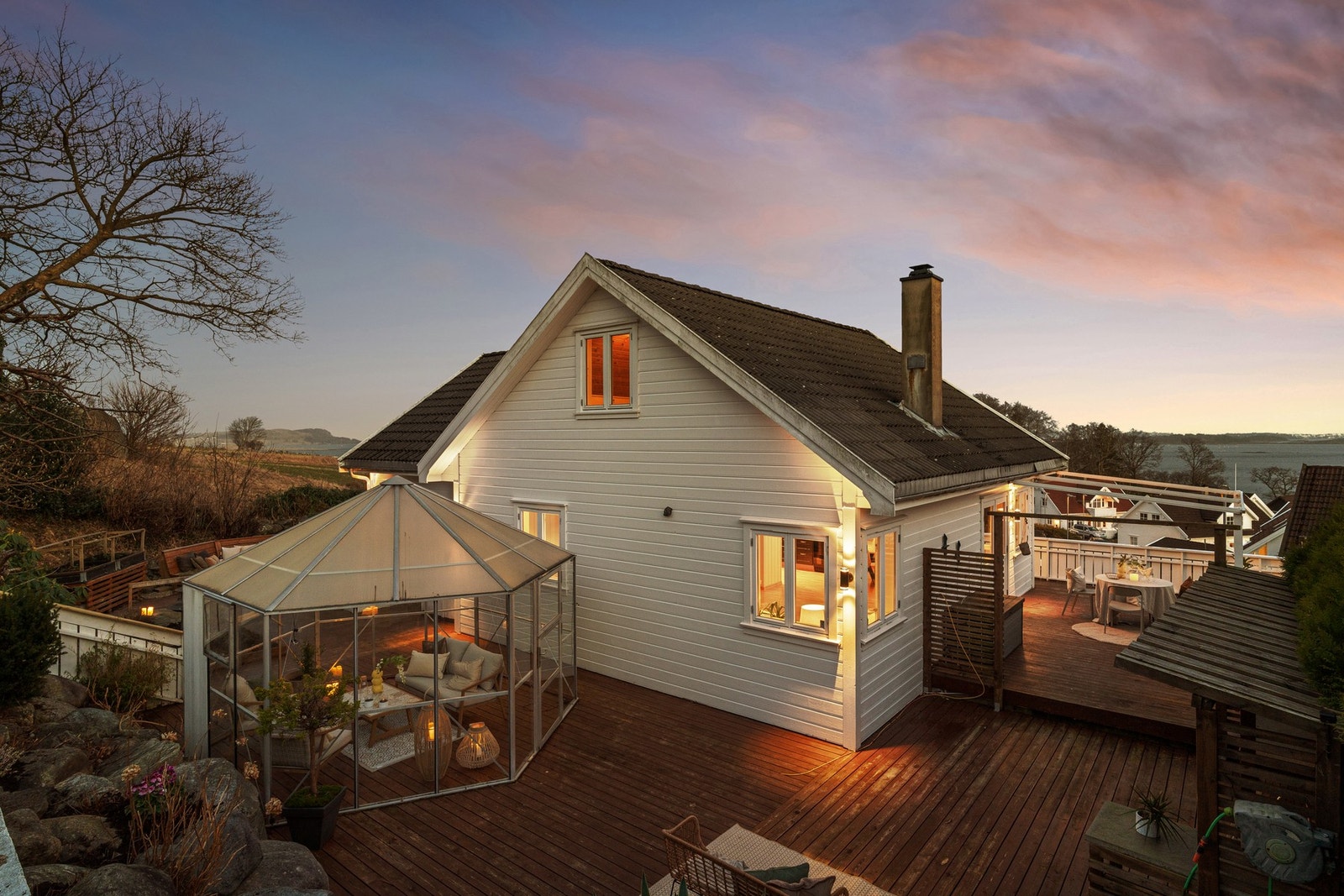 Her kan man nyte hele 122m² terrasse. Her er det også oppbygd utekjøkken med separat vask. (Under tak til høyre i bildet) Galleribilde