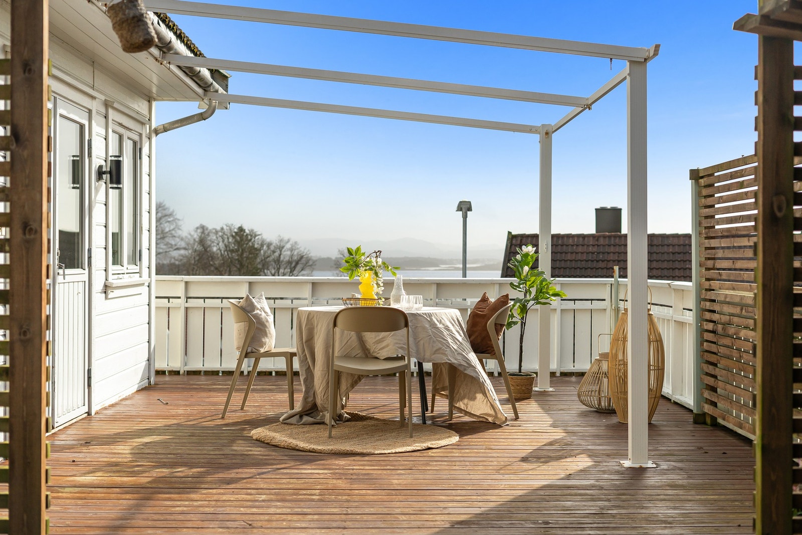 Man har direkte utgang til terrassen fra stuen Galleribilde