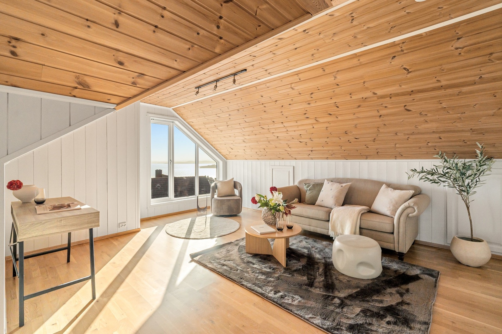 Stort rom innredet som stue (ikke godkjent som oppholdsrom) Galleribilde