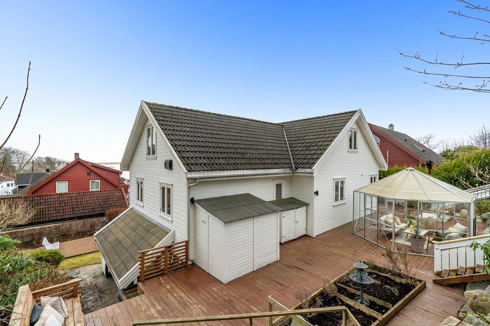 Under taket til venstre i bildet er det en praktisk sløyebenk og vask Galleribilde