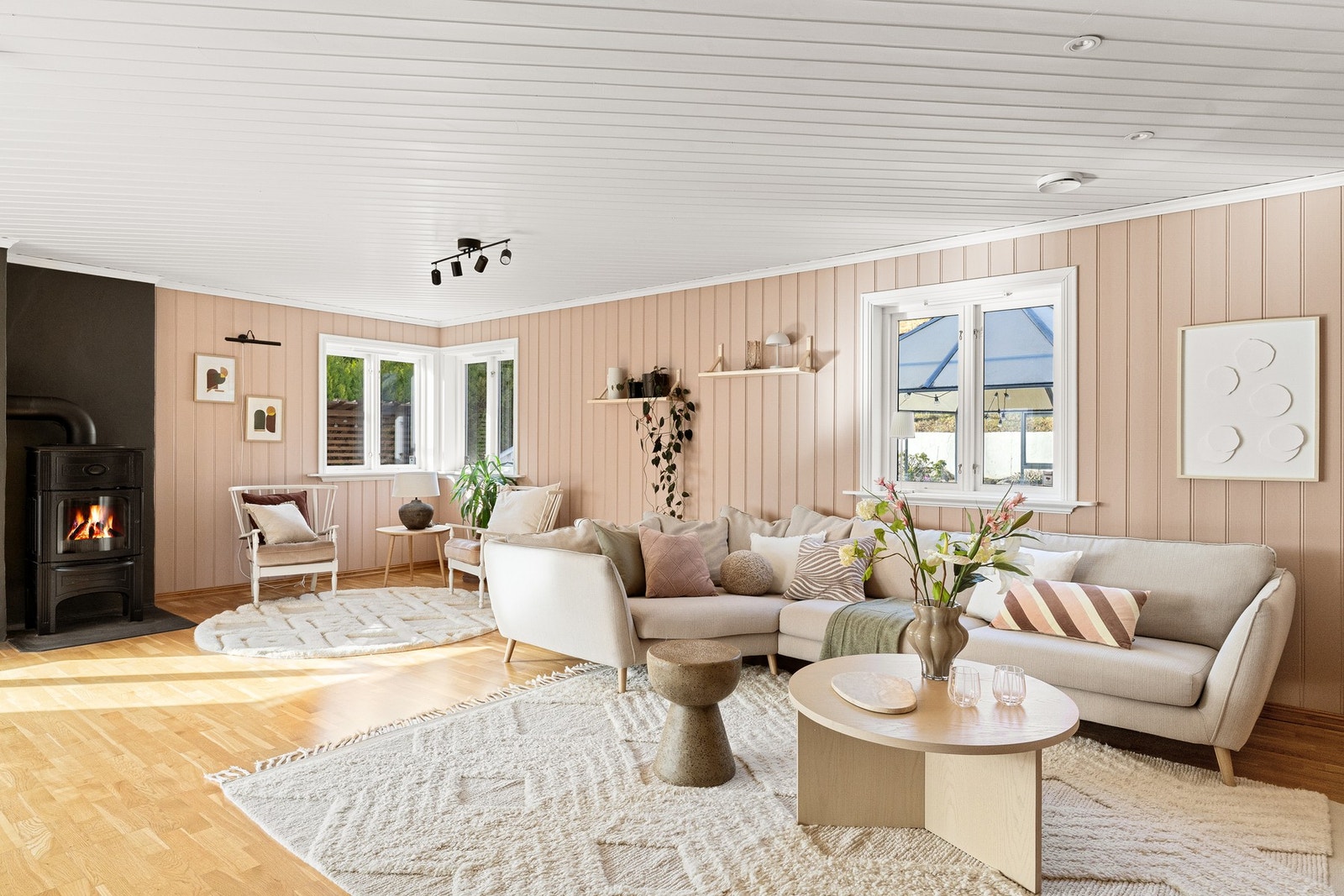 Stuen svært romslig som gir fleksible og sosiale soner Galleribilde