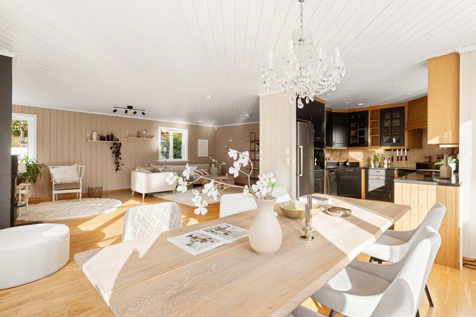 Det er åpen løsning mellom stuen og kjøkkenet Galleribilde