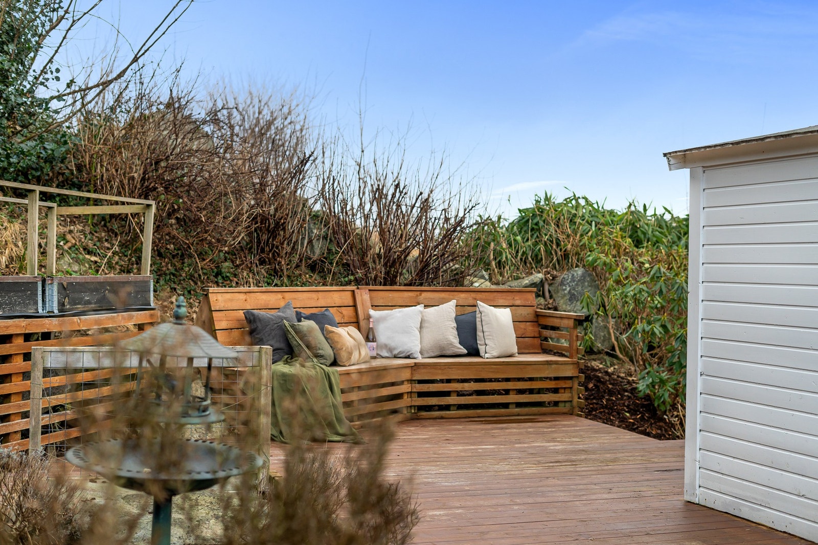 Idyllisk hage med frukttrær, bærbusker og frodig beplantning Galleribilde